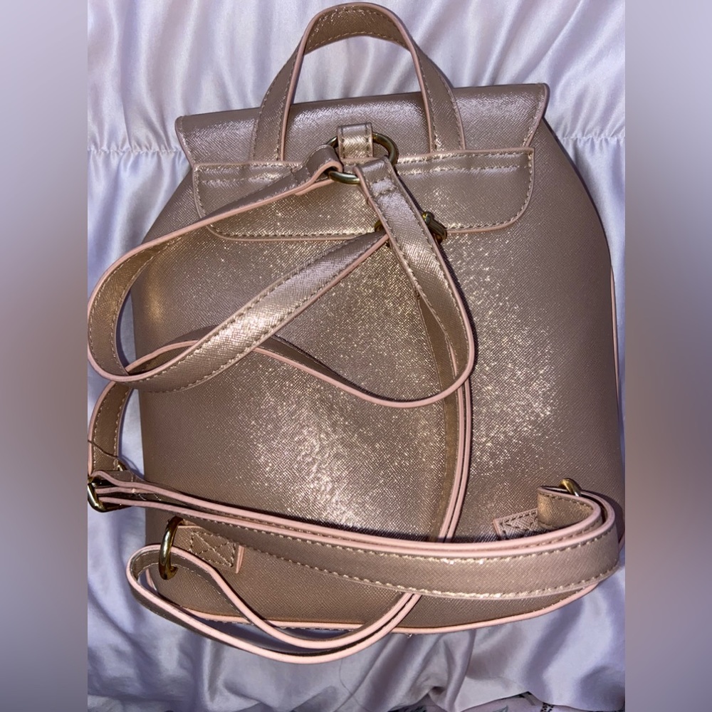 Shiny gold backpack - Picture 3 of 4